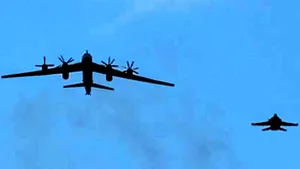 Un bombardier rusesc, interceptat în apropiere de o navă americană