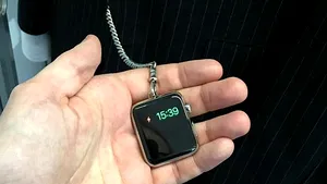 Tom Ford transformă Apple Watch în ceas de buzunar