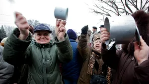 Pensionarii pichetează în 26 martie sediile Guvernului şi prefecturilor