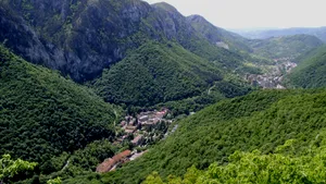 Băile Herculane vor avea o nouă cale de acces modernă. 2,3 miliarde de lei pentru reabilitarea căii ferate