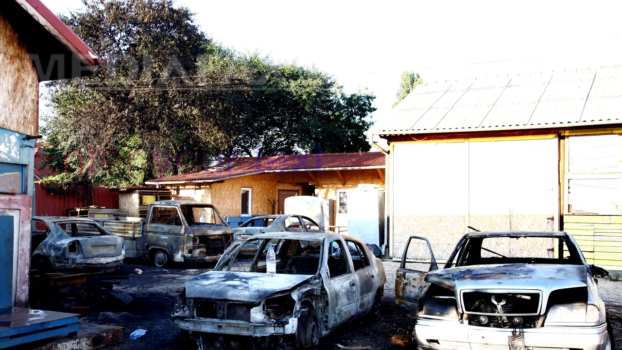 Şase maşini, distruse într-un incendiu puternic izbucnit la un service, în Buzău - FOTO
