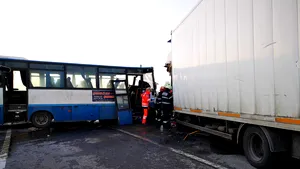 Accident mortal în Bistriţa. O persoană a decedat, iar alte 8 au fost rănite, în urma impactului dintre un camion şi un autobuz. FOTO