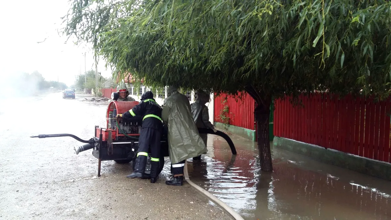 Ploi abundente în ultimele 24 de ore. Un bărbat, luat de viitură, a fost SALVAT în timp util. Opt judeţe au fost afectate- FOTO