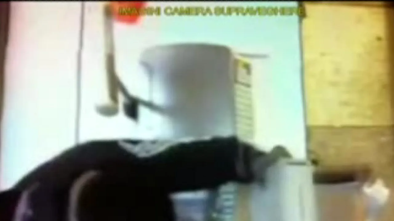 Cinci hoţi căutaţi pentru mai multe spargeri, prinşi după ce au jefuit un magazin din Capitală