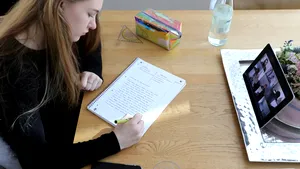 Ce se întâmplă cu elevii care nu au acces la Internet? Consiliul Naţional al Elevilor cere în justiţie anularea obligativităţii cursurilor online