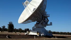 Telescopul Spațial James Webb a descoperit o structură stranie în centrul unei galaxii îndepărtate