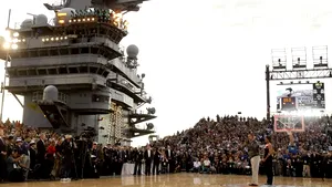 Obama asistă la un meci de baschet pe nava pe care s-a derulat ceremonia funerară pentru Osama ben Laden