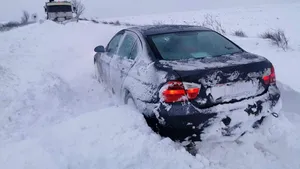 Coloană de maşini de mai mulţi kilometri pe DN1 şi drumuri închise din cauza zăpezii / Familie din Arad, blocată cu maşina în munţi. FOTO