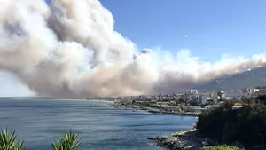 GALERIE FOTO, VIDEO | Zeci de case au fost evacuate pe Insula Corsica din cauza unui amplu incendiu de vegetaţie