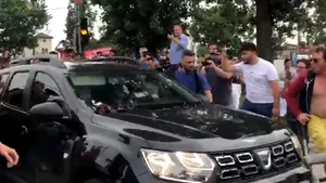 VIDEO Liviu Dragnea, la Penitenciarul Rahova / Liderul PSD, surprins în maşina poliţiei, după o diversiune cu un alt automobil