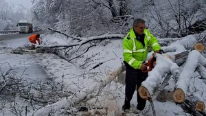 Condiţiile meteo afectează circulaţia în mai multe judeţe din ţară. Trafic restricţionat pe mai multe drumuri naţionale