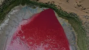 Grupuri uriașe de turiști, în pelerinaj la un lac roz din deșertul Badain Jaran din China