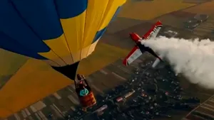 VIDEO Top Gun în viaţa reală: Timur Fatkulli face cascadorii spectaculoase pe cer