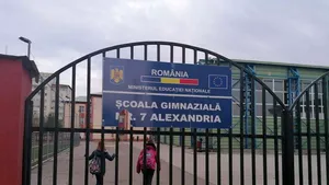 Fiul unui fost poliţist, snopit în bătaie în faţa unei şcoli din Alexandria 