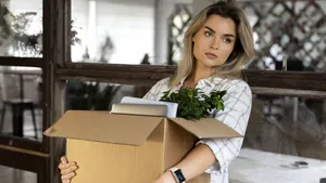 Lăsată fără pâine dintr-o răzbunare corporatistă? Caz strigător la cer după ce o angajată s-a întors mai târziu din concediu