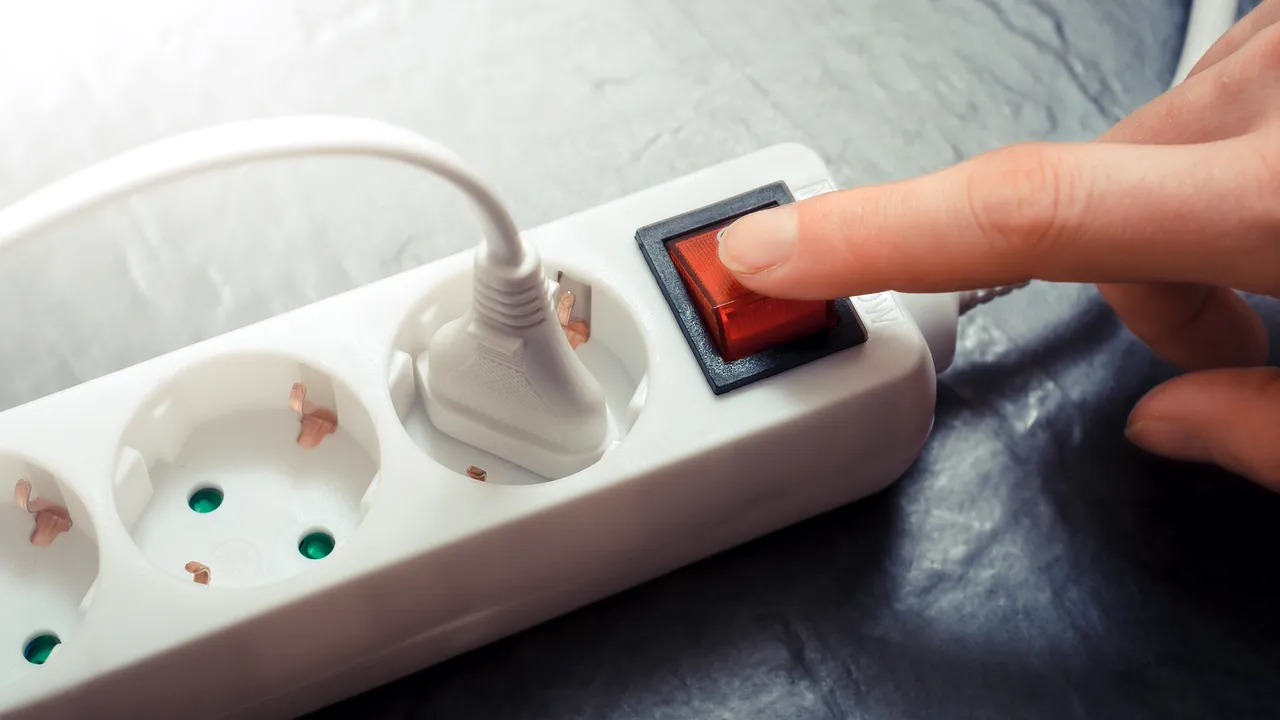 Cât ne costă de fapt alimentarea cu energie a electrocasnicelor lăsate în stand-by. Ce recomandă experţii