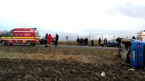 Suceava: O persoană a murit şi două au fost rănite, după ce maşina în care erau s-a răsturnat