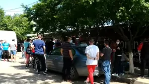 Imagini ireale în Bucureşti, de 1 mai: Coadă la mici întinsă pe mai multe străzi; oamenii au aşteptat şi două ore