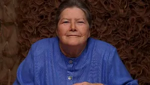 Colleen McCullough, autoarea romanului 