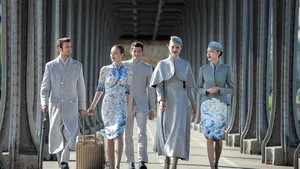 FOTO | Compania aviatică ce îşi îmbracă stewardesele în creaţii haute couture
