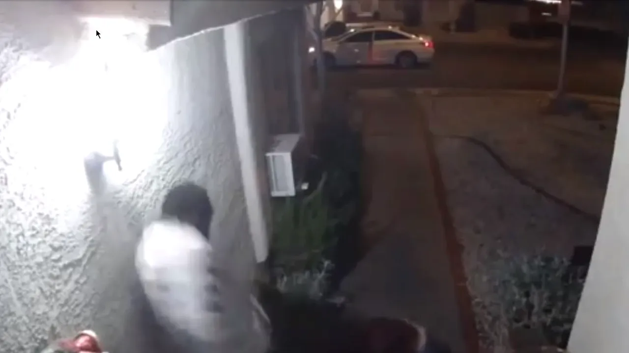 VIDEO | O femeie a scăpat din maşina răpitorului, dar a fost prinsă şi bătută. Imagini greu de privit