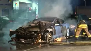 Un automobil electric a luat foc de două ori în aceeaşi zi