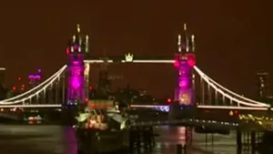 Mai multe locuri simbol din Londra, luminate în roz în onoarea fetiţei ducesei Catherine - VIDEO