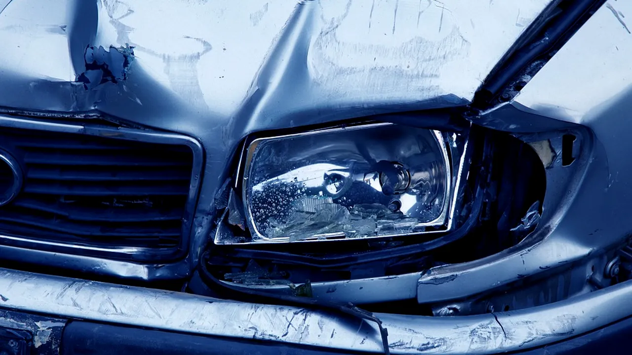 Accident bizar în Dâmboviţa: Un tânar a lovit o maşină, a bătut un pasager şi apoi a fugit de la locul accidentului