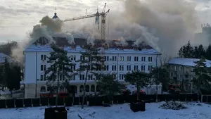 Incendiu puternic la Prefectura din Suceava în care a ars acoperişul clădirii VIDEO