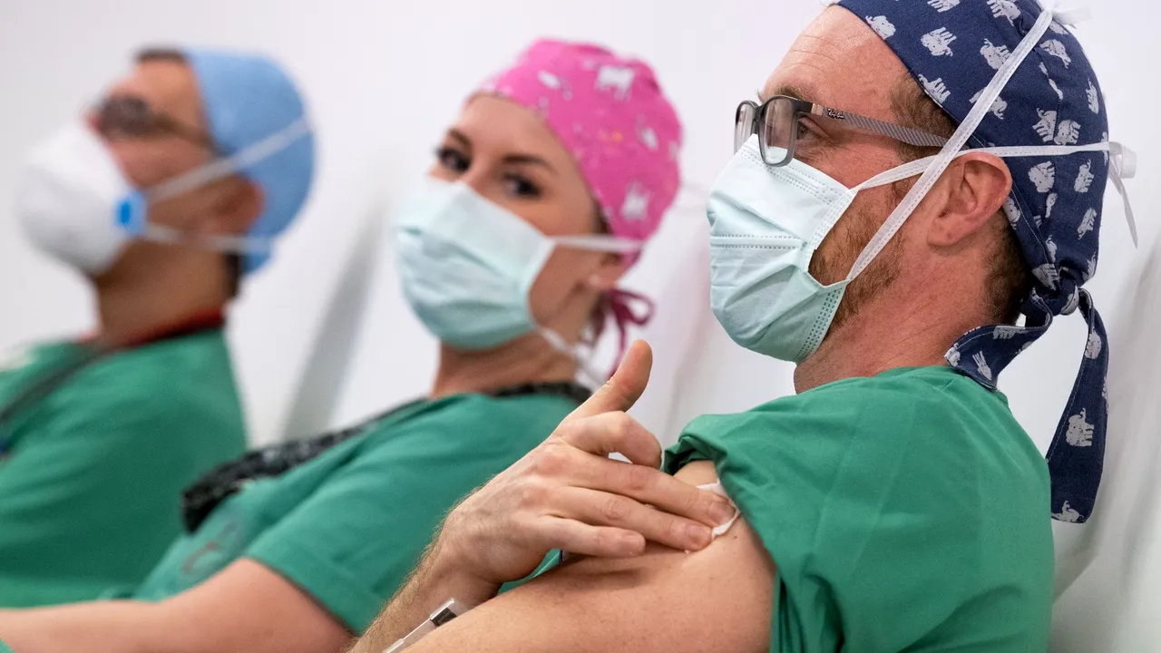 Comisia Europeană dă asigurări că vaccinarea va rămâne voluntară şi că nu vor fi limitări de drepturi 