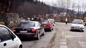 Circulaţia rutieră prin centrul oraşului Sinaia, restricţionată luni, timp de o oră
