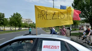 Protestatarii #rezist anunţă un protest în Piaţa Victoriei, în acelaşi timp cu cel organizat de PSD