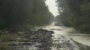 Drum naţional închis, din cauza unei viituri/ Pompierii intervin pentru salvarea oamenilor din zonă 