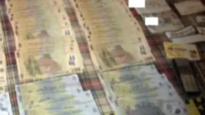 Poliţist prins cu bani falşi la supermarket. Anchetatorii fac percheziţie la domiciliul acestuia - VIDEO