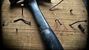 Profesoara din Gorj care umbla cu un ciocan în geantă este acuzată de o nouă agresiune. Cadrul didactic a lucrat cu aviz psihologic temporar