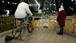 Un brad de Crăciun din Budapesta, alimentat de locuitorii care pedalează pe o bicicletă