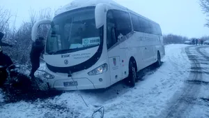 Accident din cauza VREMII. AUTOCAR cu peste 30 de copii a derapat în municipiul Reghin, Mureş. Aceştia au fost preluaţi şi cazaţi la o şcoală locală - FOTO
