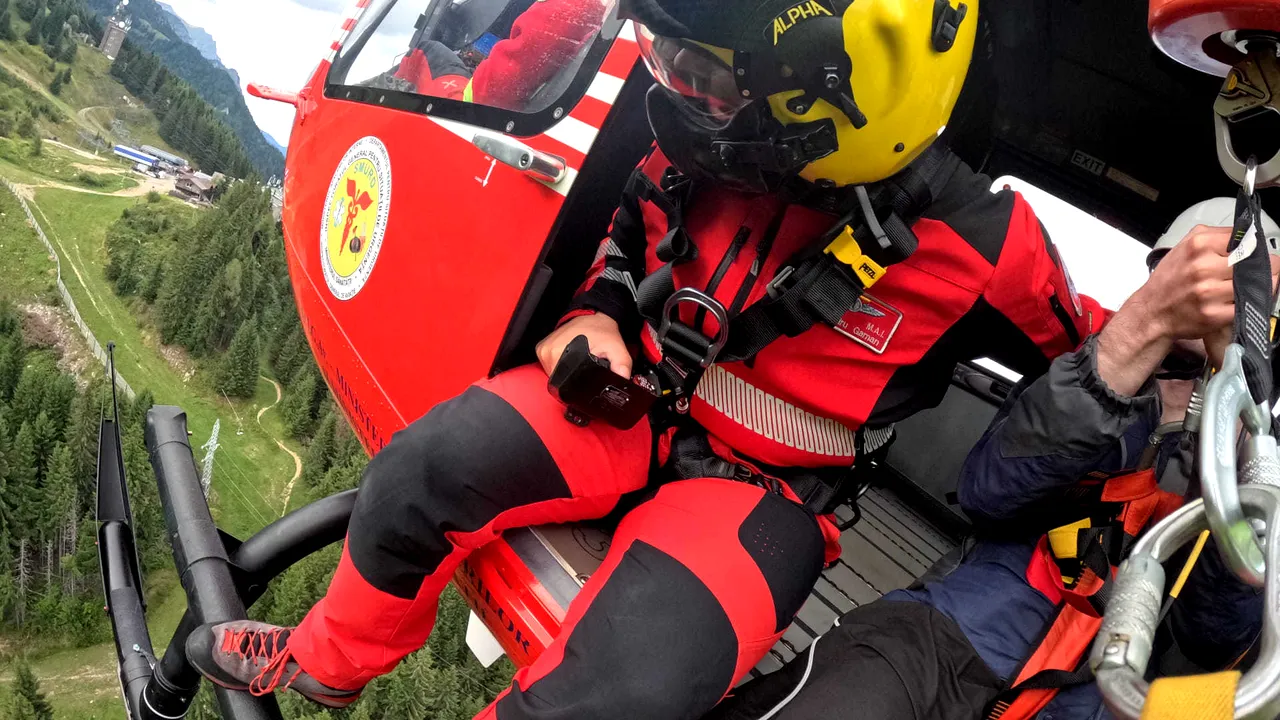 Prahova: Un turist britanic a căzut 15 metri din traseul de pe Valea Cerbului şi a rămas blocat