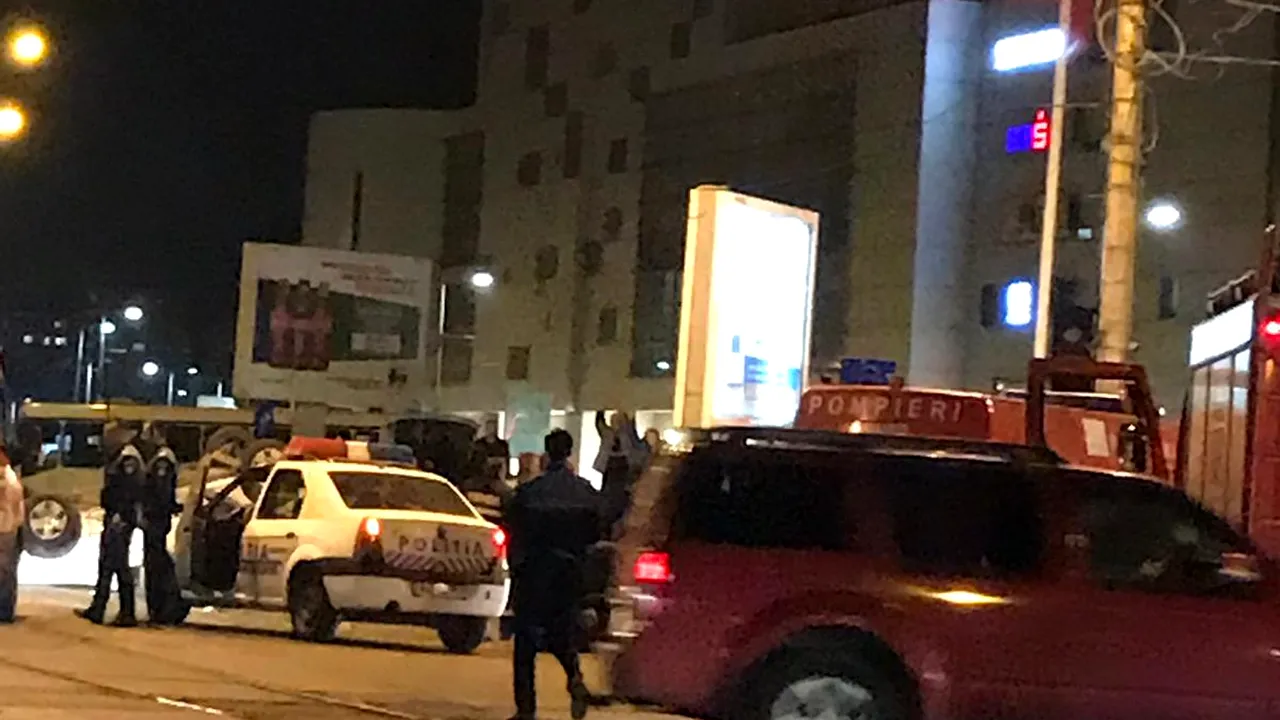 VIDEO Momentul în care maşina celor doi poliţişti se răstoarnă la Pasajul Lujerului. Autospeciala se afla în misiune