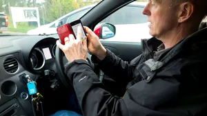 Marea Britanie vrea să interzică dispozitivele mobile la volan. Ce amenzi riscă şoferii