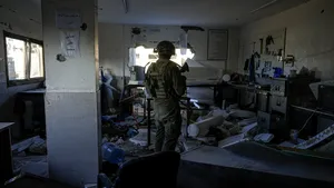 Trupele israeliene fac percheziţii în camerele şi în subsolul celui mai mare spital din Gaza