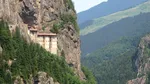 Misterul mănăstirii care sfidează gravitația. La 1.200 de metri, frescele ascund o poveste tulburătoare