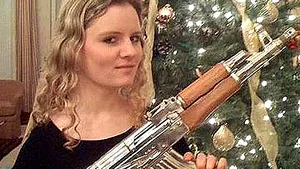 Fiica directorului MI6 şi-a pus pe Facebook o poză cu o armă care a aparţinut lui Saddam Hussein