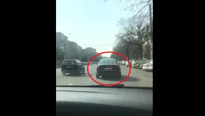 Urmărire ca în filme pe străzile Constanţei. Şofer oprit cu un foc de armă, după ce a lovit 5 maşini | VIDEO