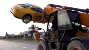 Un Ferrari al fostului dictator tunisian, furat de revoluţionari cu motostivuitorul - VIDEO