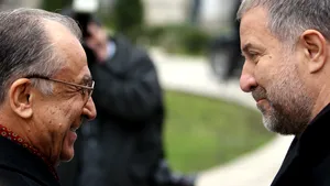 PREZENTUL FĂRĂ PERDEA Marius Oprea | Opaschi de la Culte l-a învăţat pe Ion Iliescu să-şi facă cruce, sau invers?  