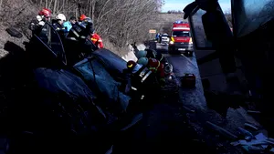 Elicopter SMURD solicitat în Argeş, după un accident soldat cu trei victime, între o maşină şi un tir | FOTO, VIDEO