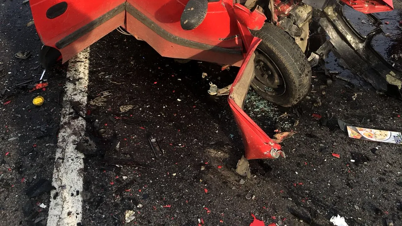 Accident grav la ieşirea din Orăştie: Trei oameni au murit în urma impactului dintre două maşini | FOTO