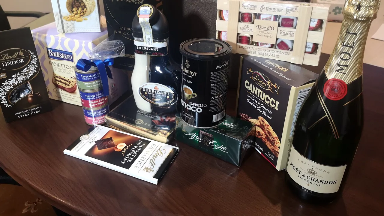 Cadou de 850 de lei de la DGASPC Sector 6 în plină pandemie: şampanie, pate de gâscă, delicatese: ”Nu-i rău să fii demnitar bugetar pe timp de criză”