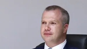 O replică din carton a primarului din Galaţi, amplasată la intrarea pe un pod stricat | FOTO